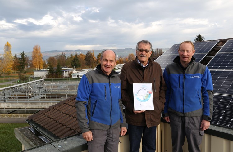 Der Geschäftsführer der ARA, Jean-Paul Niederberger (mit Auszeichnung), zusammen mit Klärmeister Peter Flur (links) und Stellvertreter Andreas Muff. Foto wy
